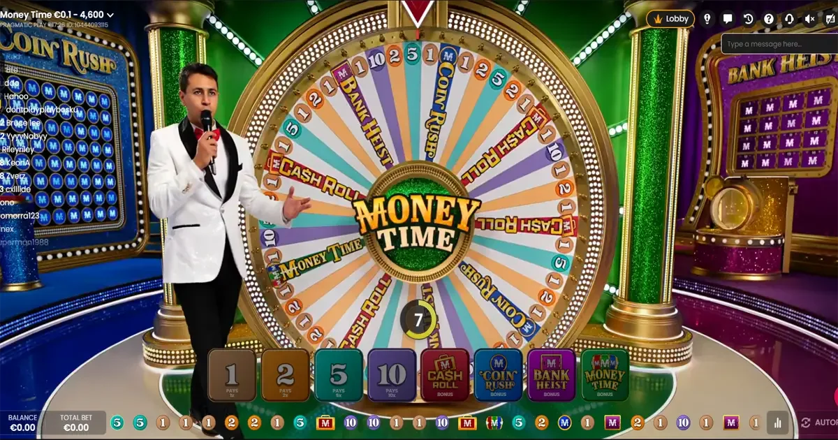 Animateur pr&eacute;sentant la roue du jeu live Money Time avec bonus et multiplicateurs