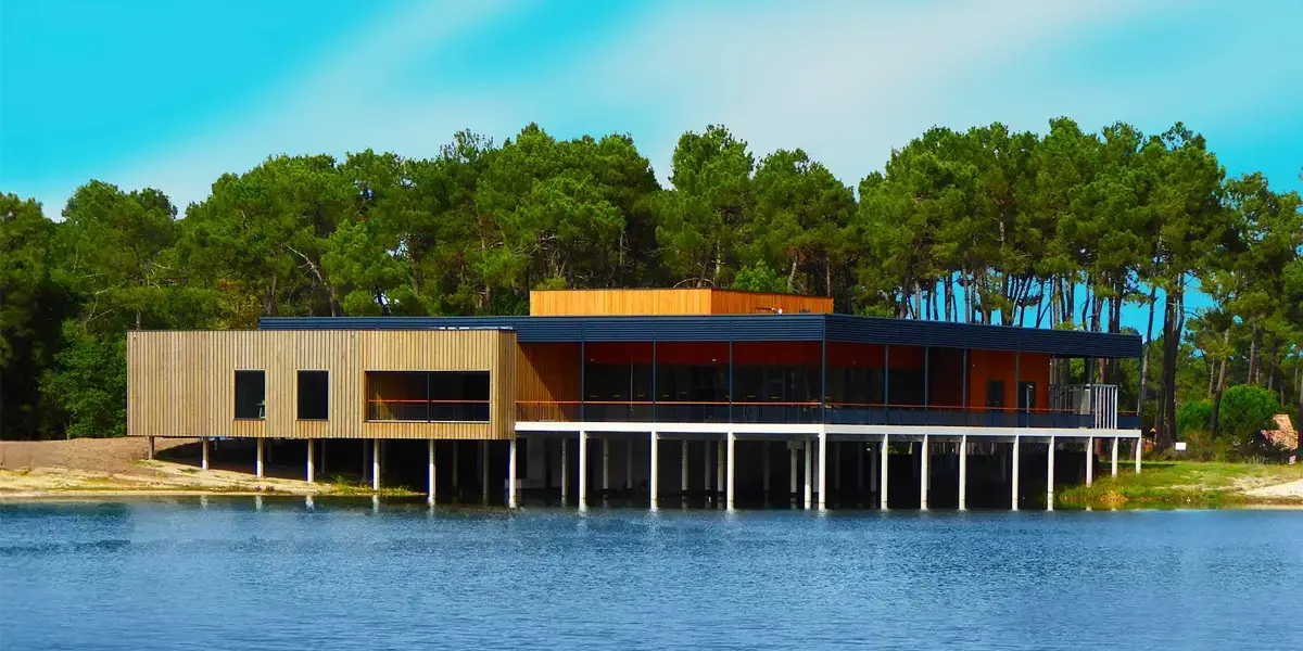 Fa&ccedil;ade du casino de Casteljaloux au bord du lac entour&eacute; de pins