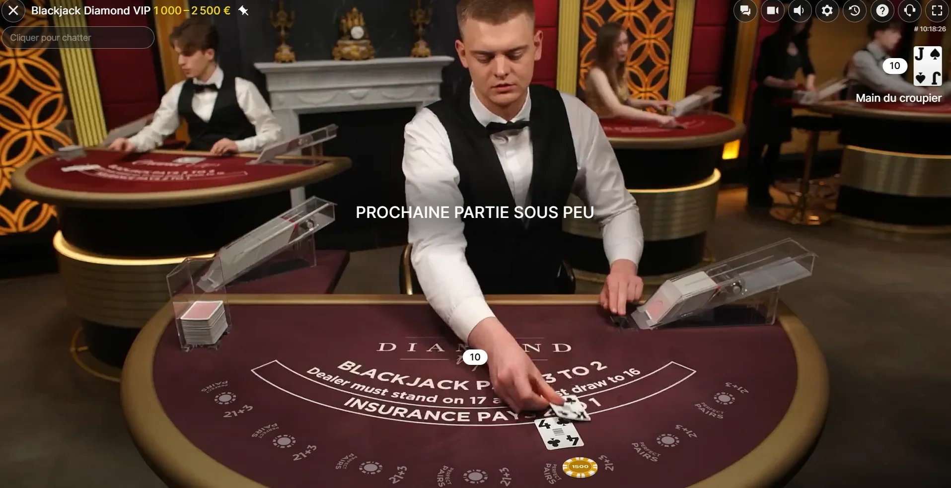 croupier distribuant des cartes au blackjack en ligne