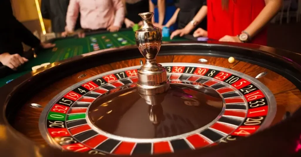 Personnes jouant &agrave; la roulette au casino