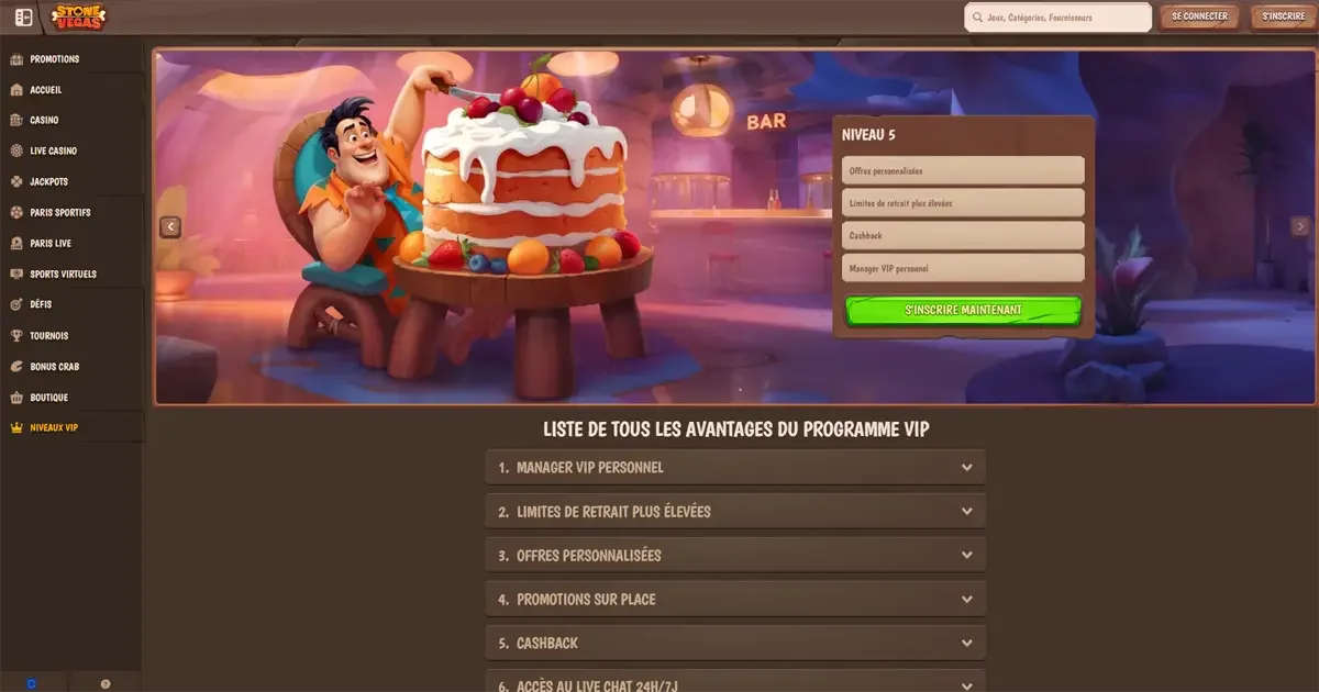 Un joueur Stone Vegas souriant c&eacute;l&egrave;bre son statut VIP avec un &eacute;norme g&acirc;teau d&eacute;cor&eacute; de fruits et de cerises dans un bar &eacute;l&eacute;gant du casino en ligne