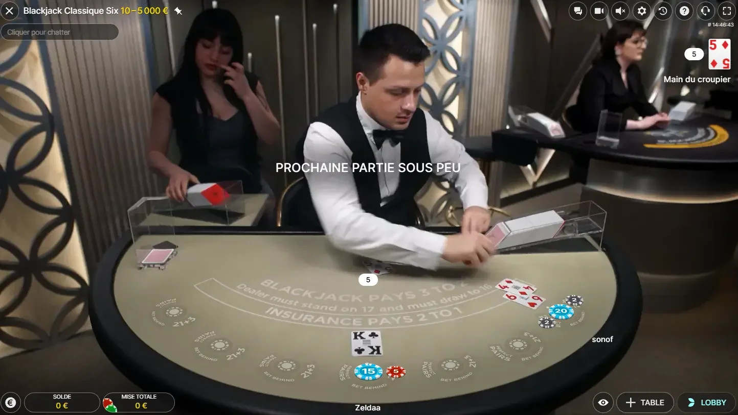 Croupier distribuant des cartes du table de blackjack